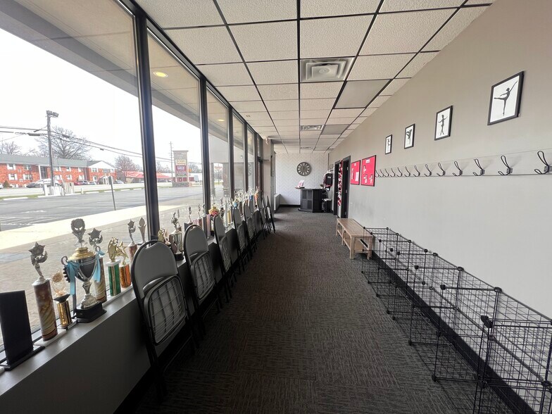 More Photos Of 917-925 Ohio Pike, Cincinnati General Retail For Lease