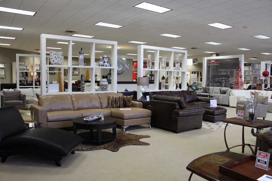 More Photos Of 4553 King St E, Kitchener Showroom For Lease