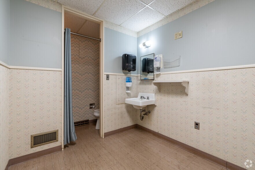 More Photos Of 1312 Bishop St, Union City Medical For Sale