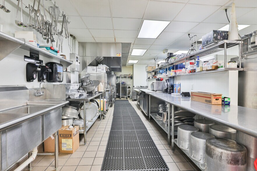 More Photos Of 15301 Gulf Fwy, Houston Freestanding For Sale