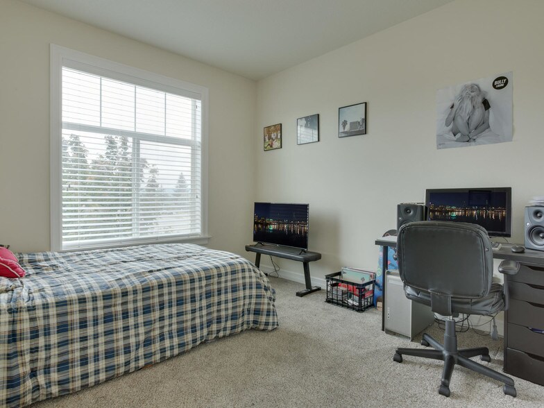 More Photos Of 1647 NE Market Dr, Fairview Apartments For Sale