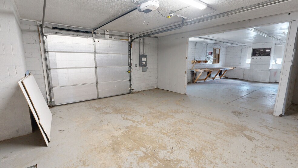 More Photos Of 2650 S School Ave, Fayetteville Flex For Lease