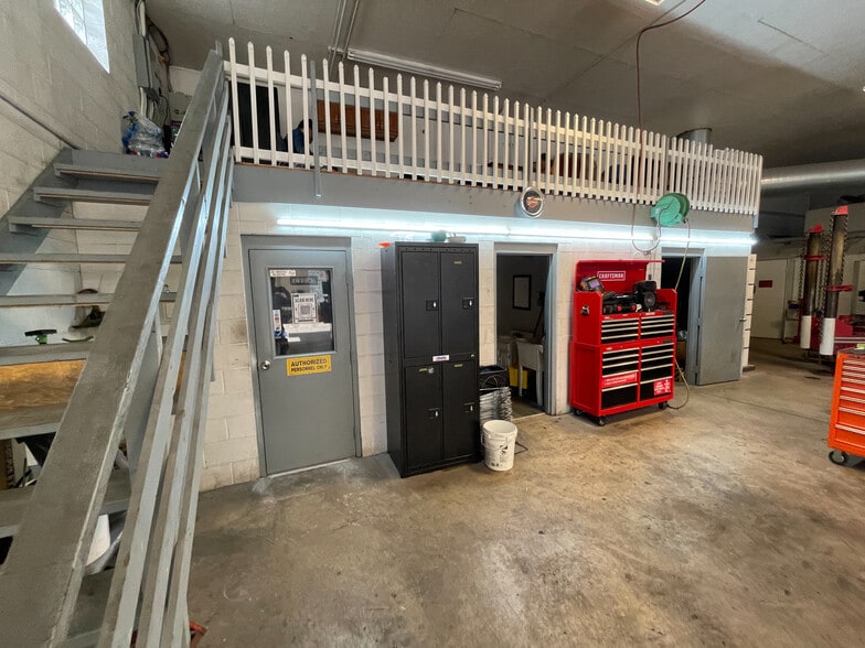 More Photos Of 630 Long Rd, Pittsburgh Showroom For Sale