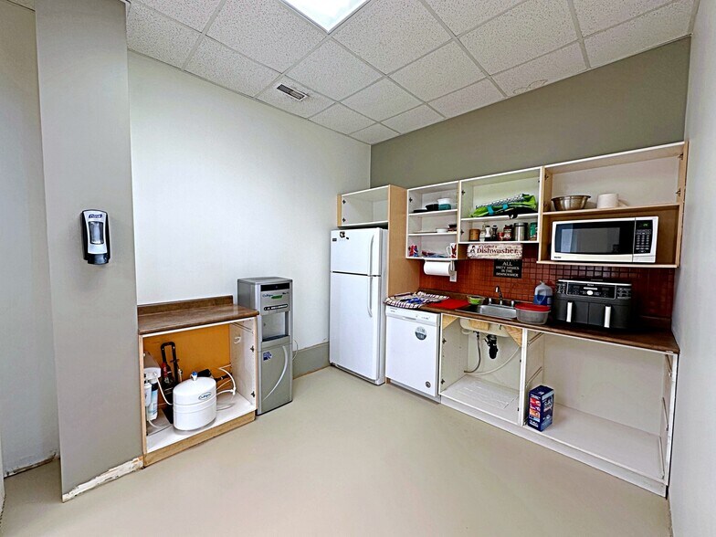 More Photos Of 195 Mackay Cres, Fort McMurray Warehouse For Sale