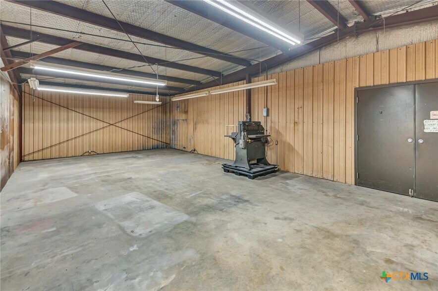 More Photos Of 306 N Wells St, Edna Office For Sale