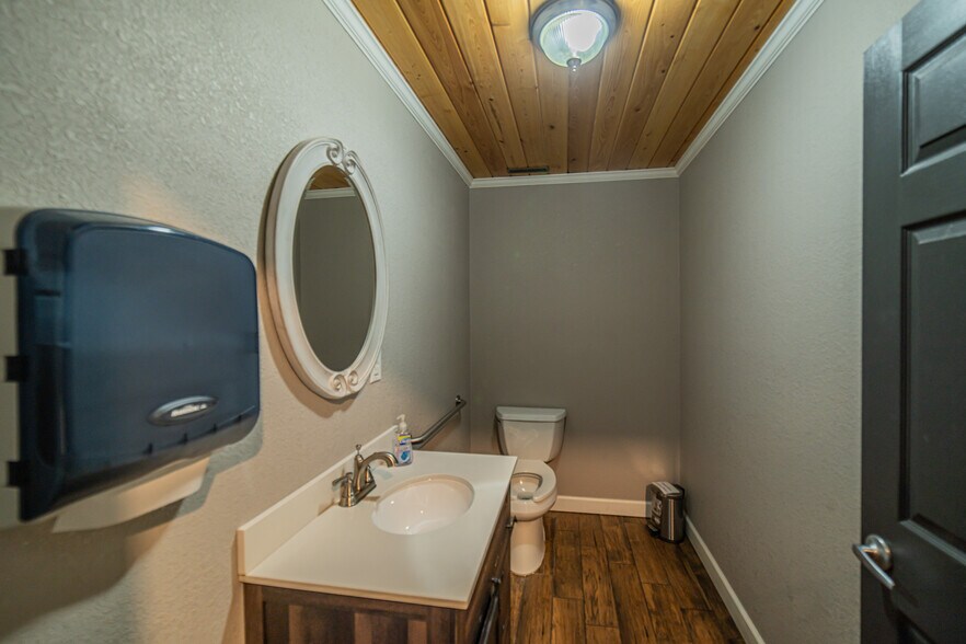 More Photos Of 71 Commerce St, Hickory Supermarket For Sale
