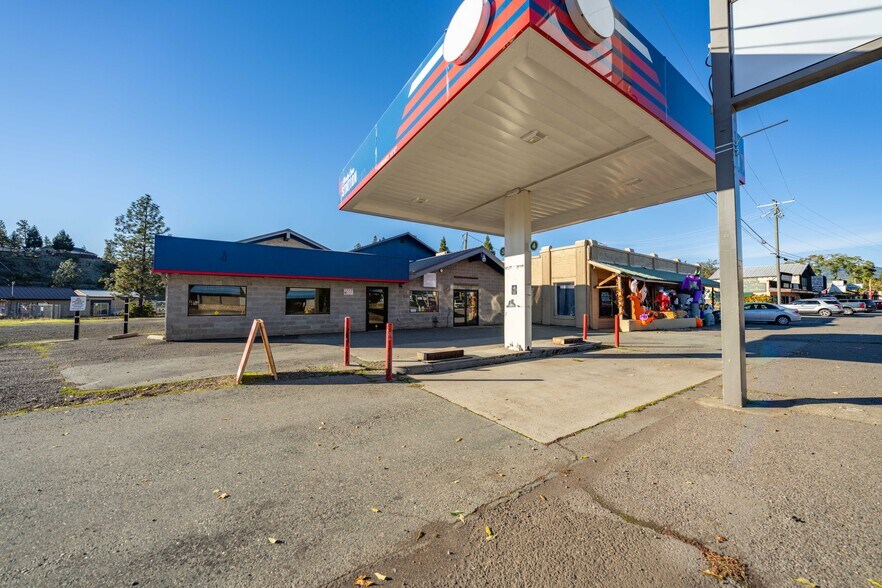 More Photos Of 21823 Highway 62, Shady Cove Storefront For Lease
