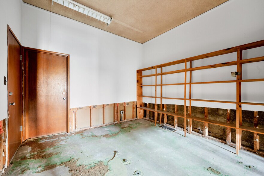 More Photos Of 308-310 S Main St, Lindsay Office For Sale