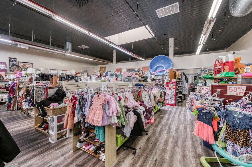 More Photos Of 137 N L St, Dinuba Storefront Retail Residential For Sale