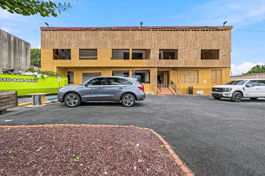 More Photos Of 145-555 Hamilton St, Allentown Showroom For Lease