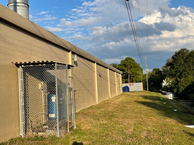 More Photos Of 700 Stevens Ave, Oldsmar Warehouse For Sale