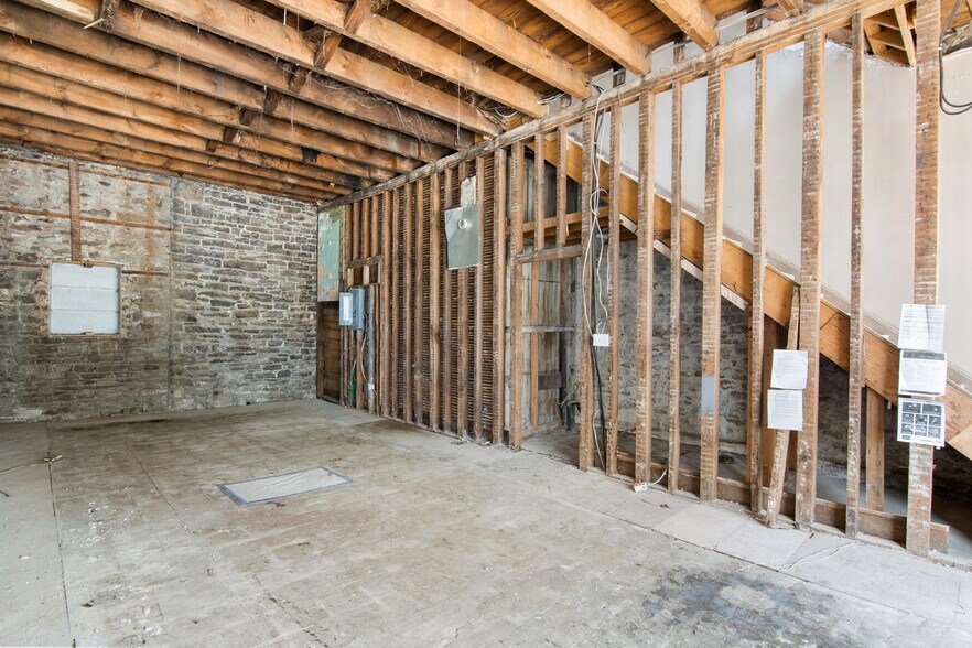 More Photos Of 187-199 King St W, Prescott Storefront Retail Residential For Lease