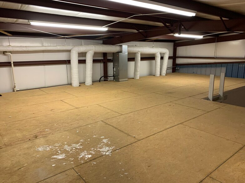 More Photos Of 5424 W Oak St, Palestine Showroom For Lease