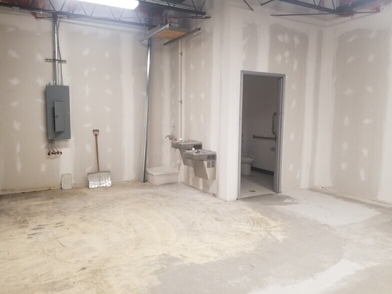 More Photos Of 1000 Portage Rd, Niagara Falls Unknown For Lease