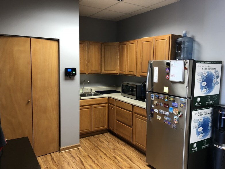 More Photos Of 820 E Terra Cotta Ave, Crystal Lake Office For Sale