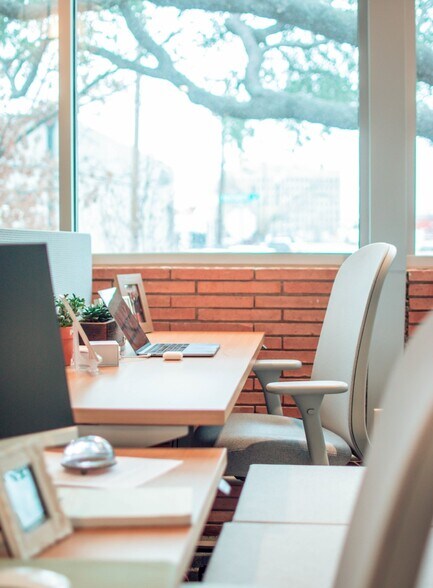 More Photos Of 2403 Farrington St, Dallas Office For Lease