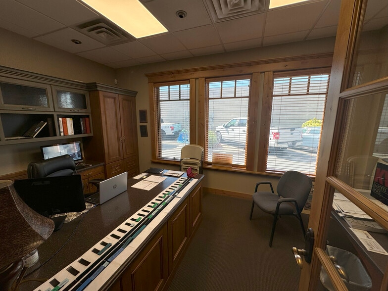 More Photos Of 3591 S 300 W, Salt Lake City Showroom For Lease