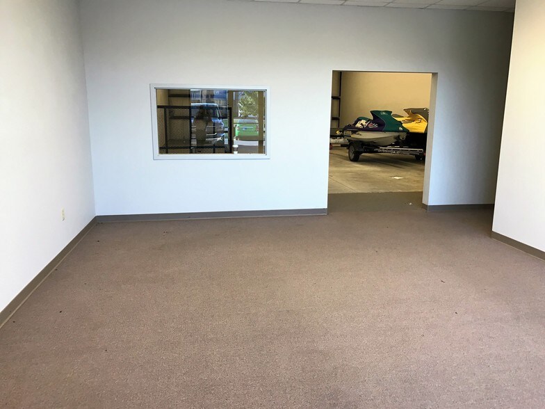 More Photos Of 7330 W 33rd St, Wichita Flex For Lease