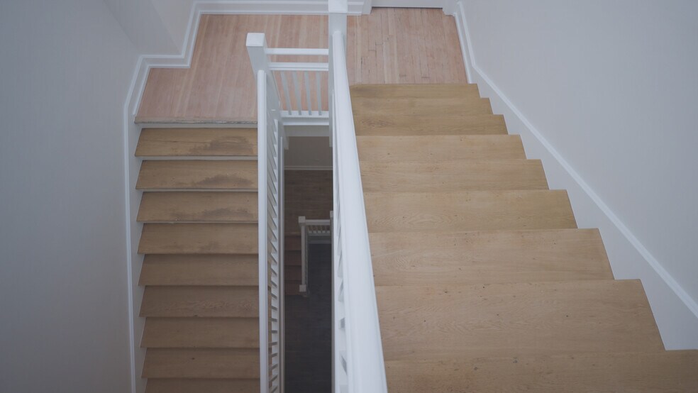 More Photos Of 550 N 1st St, Woodburn Office For Sale