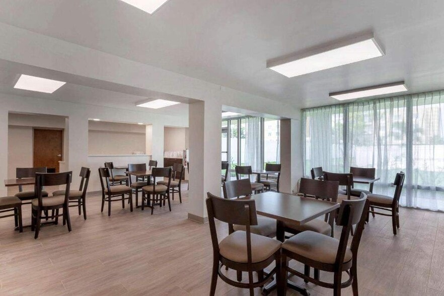 More Photos Of 2595 54th Ave N, Saint Petersburg Hotel For Sale