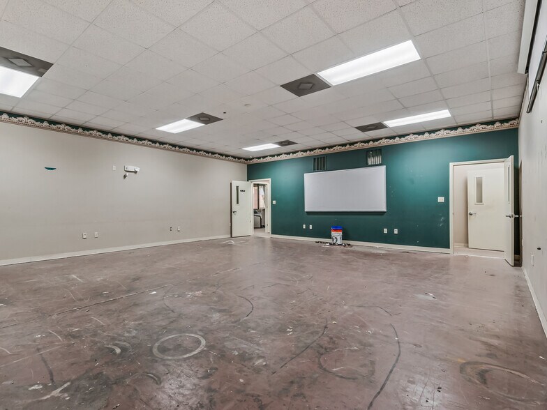 More Photos Of 2016 N Point Blvd, Tallahassee Office For Sale