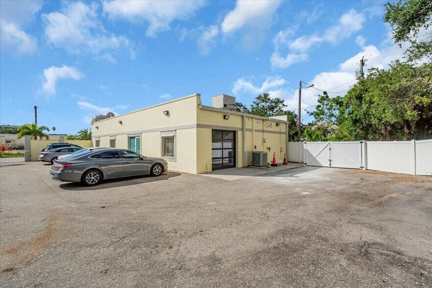 More Photos Of 417 8th St W, Bradenton Flex For Lease