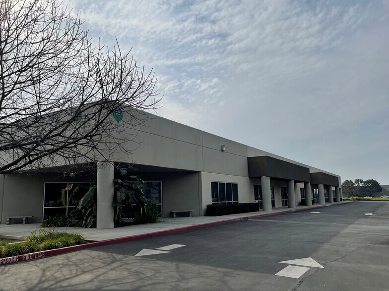 More Photos Of 2695 N Fowler Ave, Fresno Flex For Lease