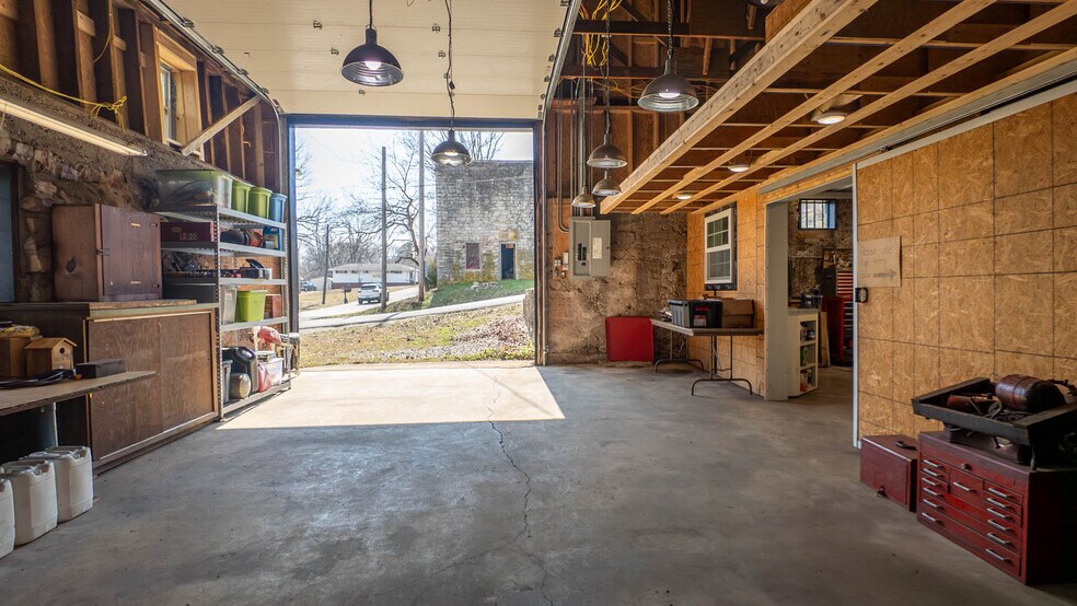 More Photos Of 105 E Couch St, Alton General Retail For Sale