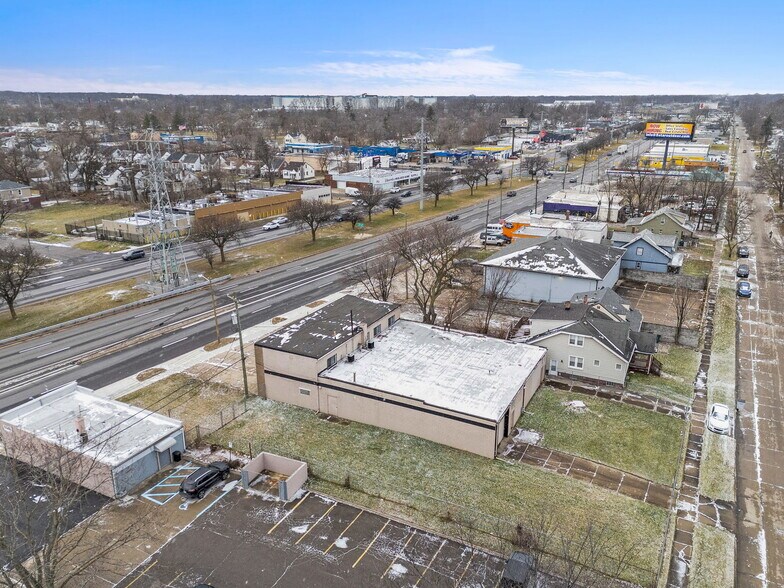 More Photos Of 417 E Eight Mile Rd, Hazel Park Manufacturing For Sale
