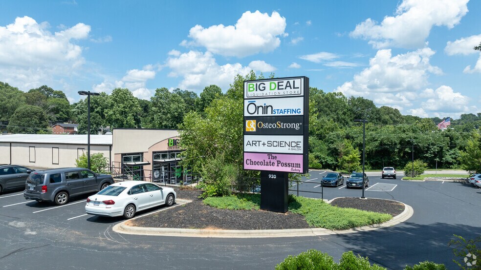 More Photos Of 930-940 SW 70 Hwy, Hickory Storefront For Lease