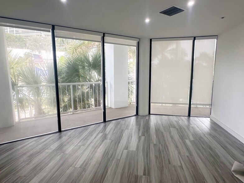 More Photos Of 300 Alton Rd, Miami Beach Office For Lease