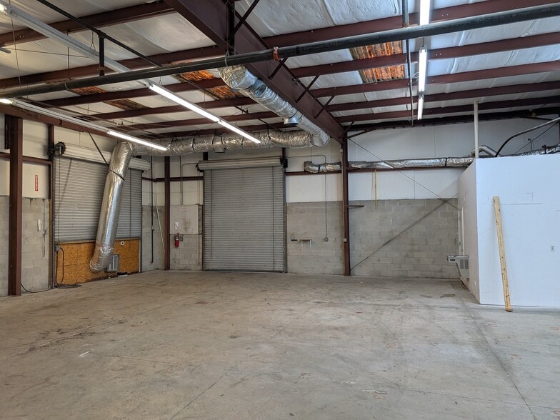 More Photos Of 1052-1060 Endeavor Ct, Nokomis Warehouse For Lease