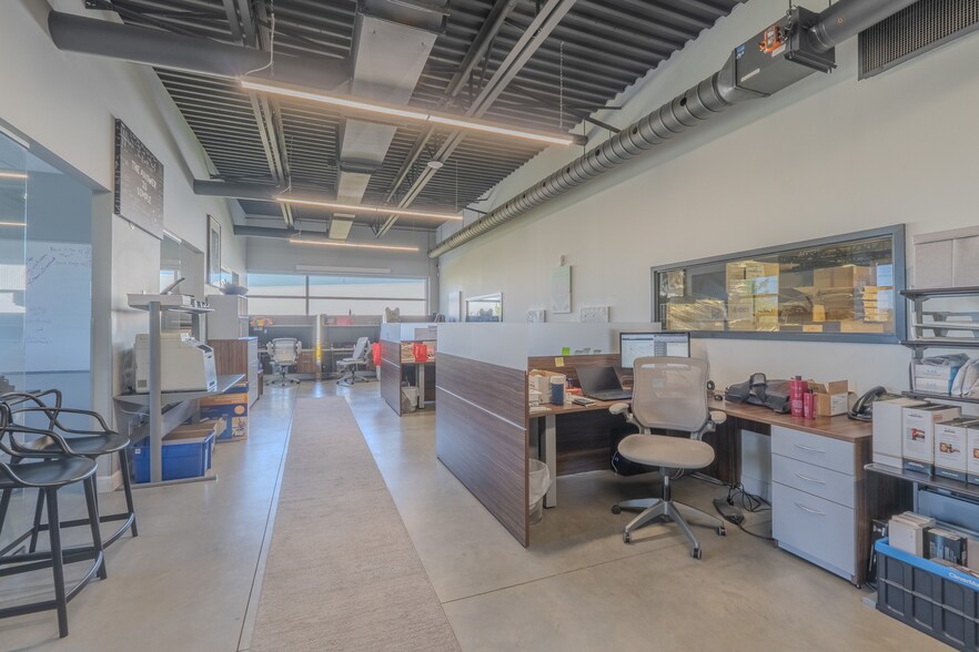 More Photos Of 525 Rue Sagard, St-Bruno-de-Montarville Warehouse For Sale