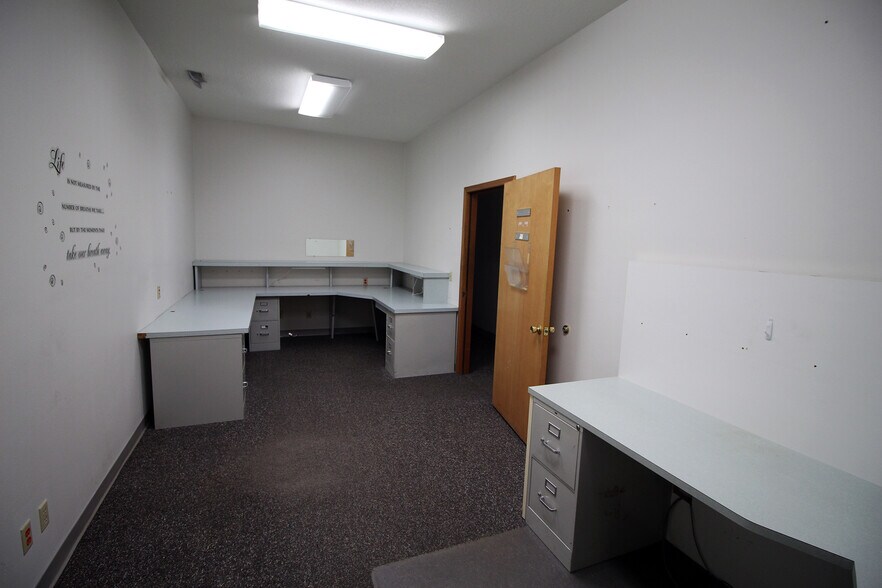 More Photos Of 2509 W 2nd St, Marion Office For Sale