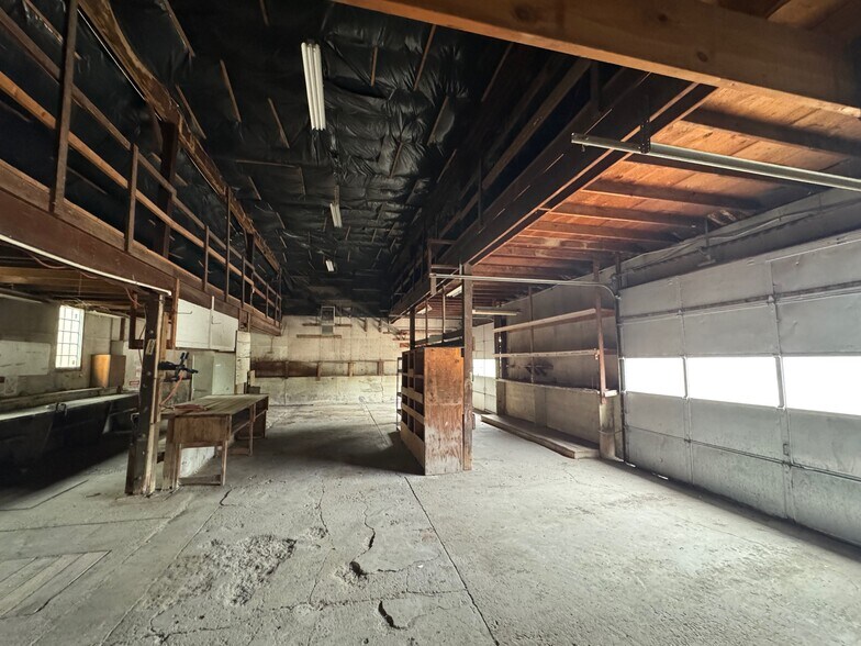 More Photos Of 1103 Fabyan Pkwy, Geneva Manufacturing For Lease