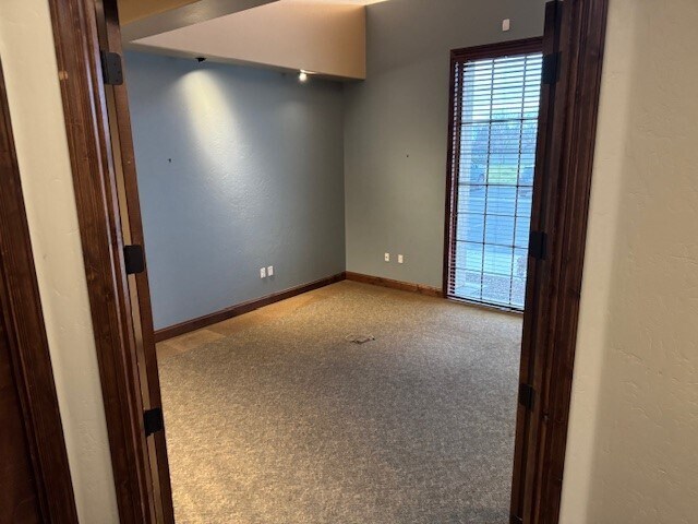 More Photos Of 303 E Caldwell Ave, Visalia Office For Sale