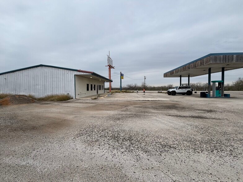 More Photos Of 866 FM 99, Whitsett Storefront For Sale
