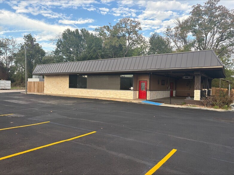 More Photos Of 1000 W Main St, Tomball Restaurant For Lease