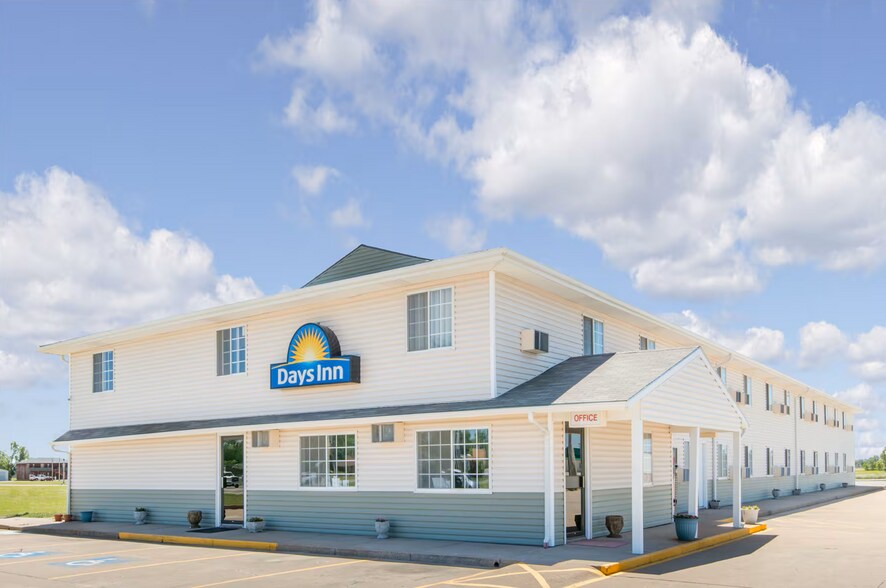 More Photos Of 4701 10th St, Great Bend Hotel For Sale