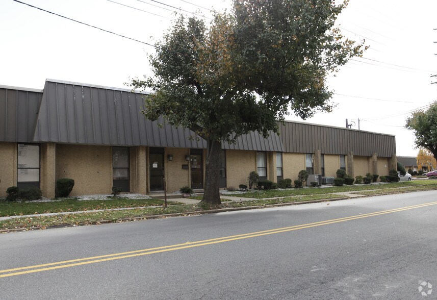 More Photos Of 420-532 Lincoln Blvd, Middlesex Light Manufacturing For Lease