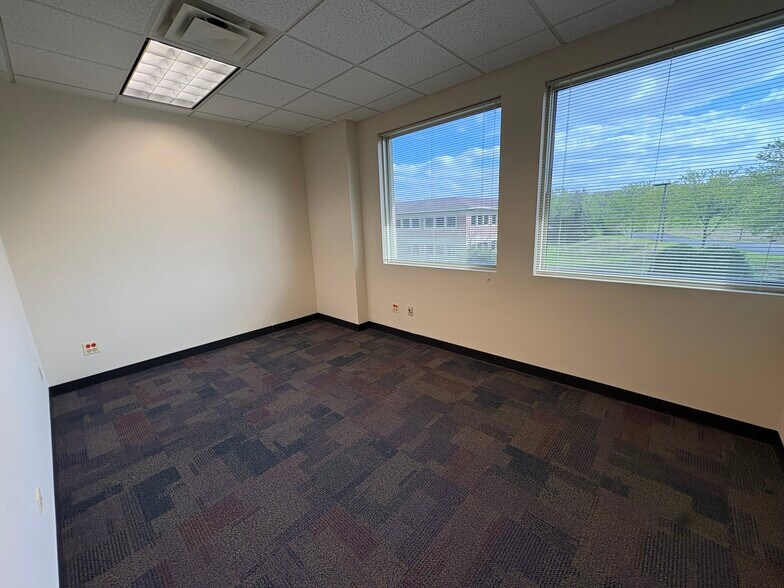 More Photos Of 450-480 E Roosevelt Rd, West Chicago Unknown For Lease