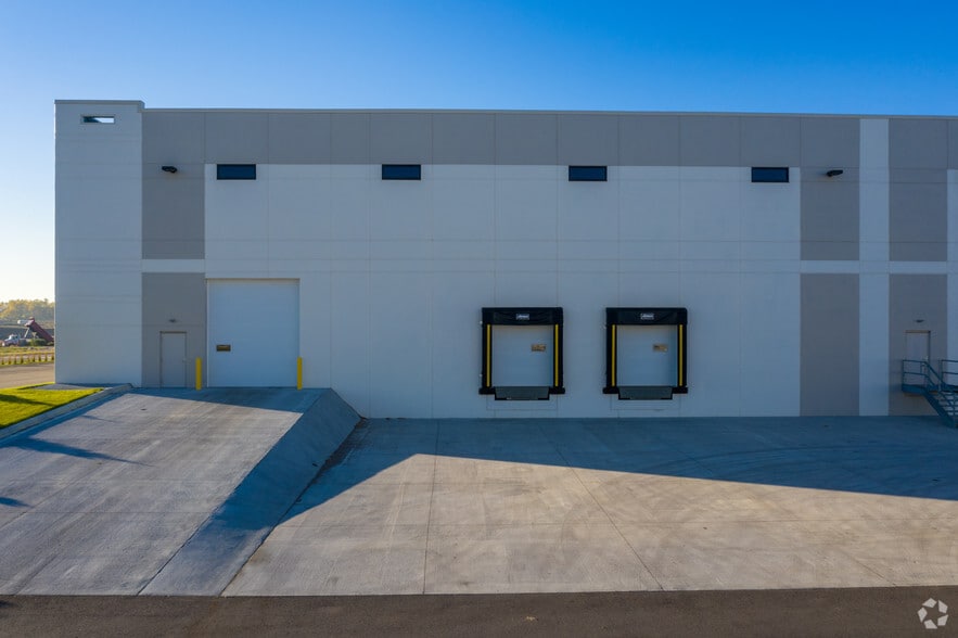 More Photos Of 10500-10680 Fountains Dr, Maple Grove Warehouse For Lease