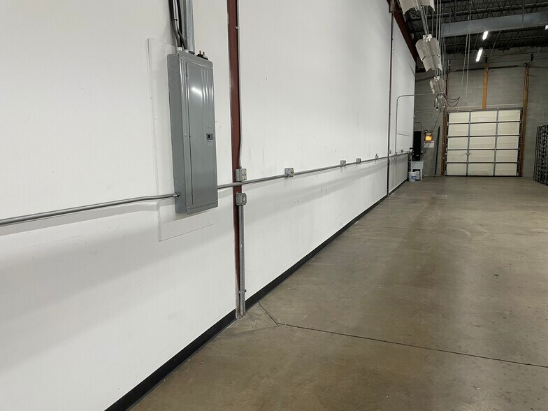 More Photos Of 8120 River Dr, Morton Grove Warehouse For Lease