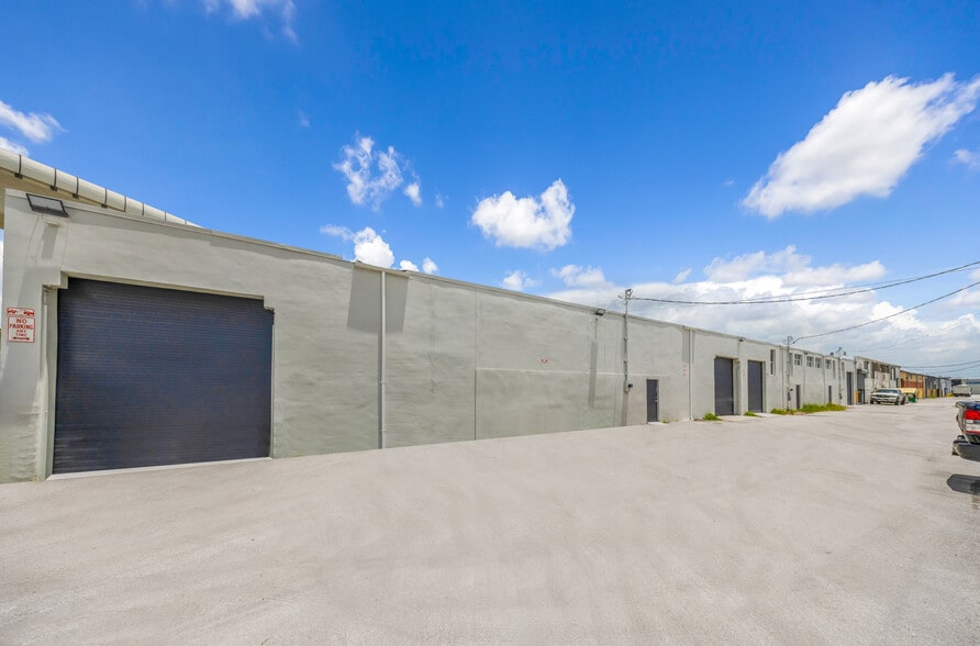 More Photos Of 3916-3920 NW 32nd Ave, Miami Warehouse For Lease