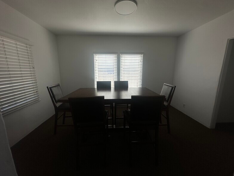 More Photos Of 2017 Brundage Ln, Bakersfield Office Residential For Lease