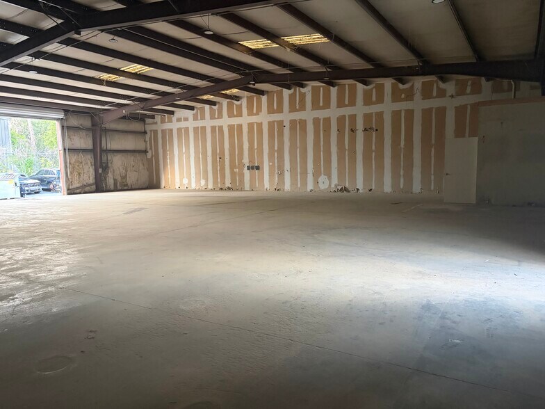 More Photos Of 10201 Rocket Ct, Orlando Light Manufacturing For Lease