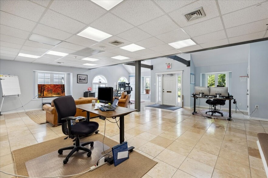 More Photos Of 10 Mystic Ln, Malvern Loft Creative Space For Sale