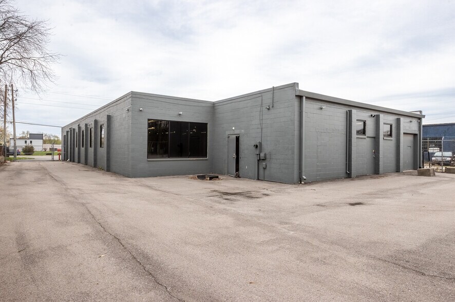 More Photos Of 1728 W 16th St, Indianapolis General Retail For Lease