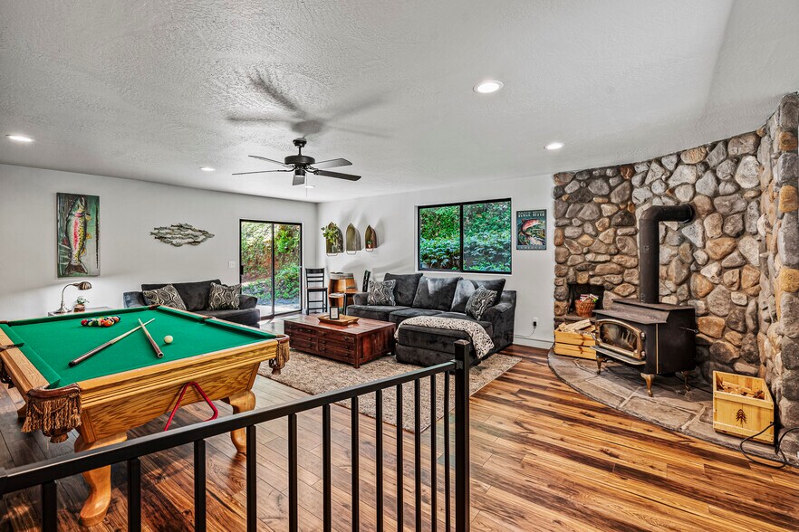 More Photos Of 11744 Galice Rd, Merlin Hotel For Sale