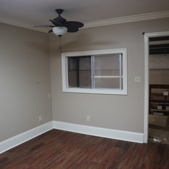 More Photos Of 656 Capital Cir NE, Tallahassee Warehouse For Lease
